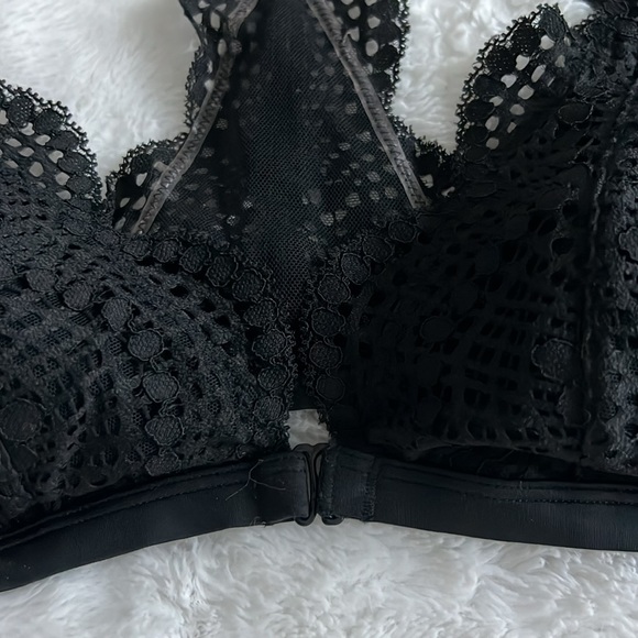 Victoria's Secret  Black Lace T-Back Front Closure Padded Triangle Bralette Sz M - Picture 5 of 6